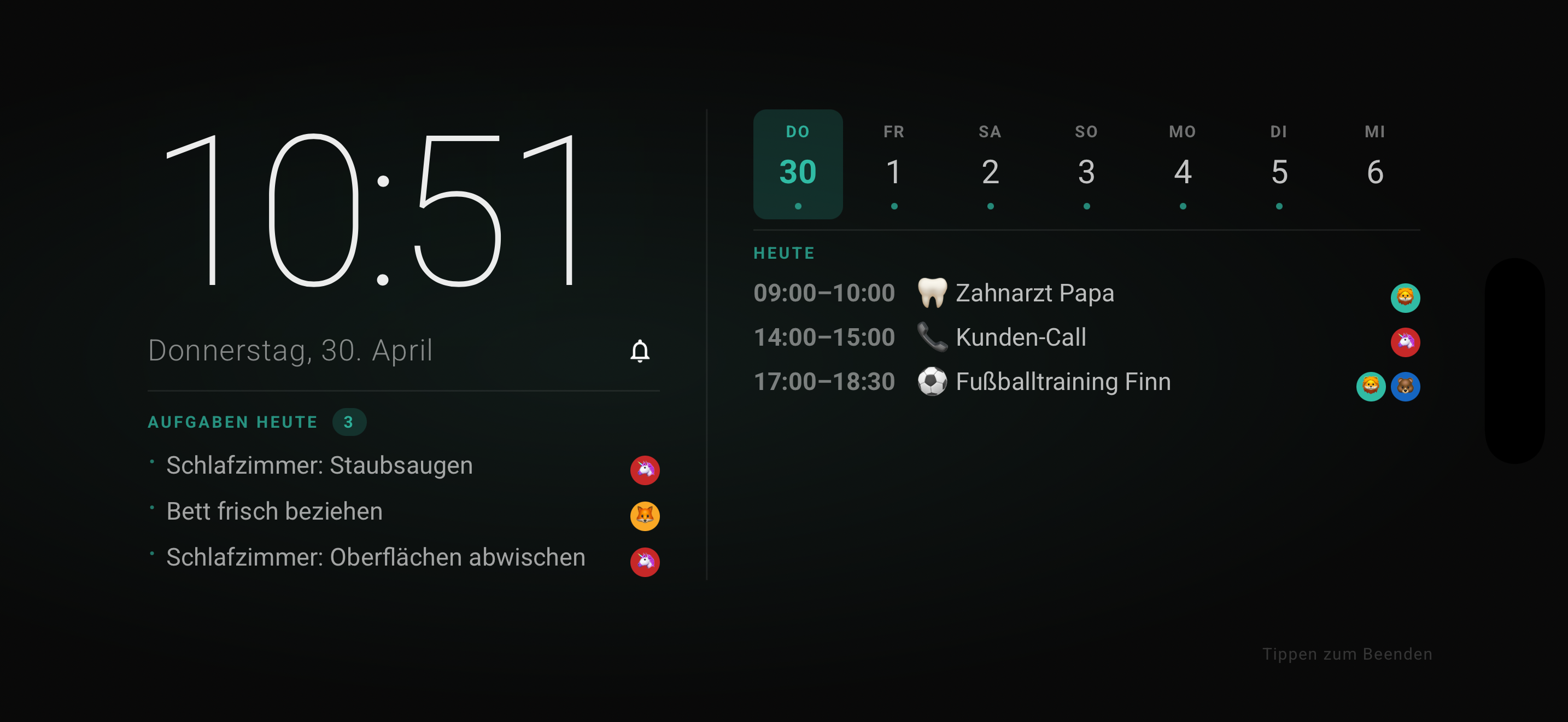 MyNestPlan Nachttisch-Modus mit Uhrzeit und Tagesübersicht im Querformat